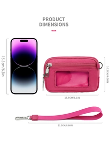 Detalle de dimensiones del bolso de muñeca rosa con ventana transparente para ID