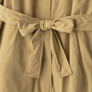 Trench-coat matelassé kaki minimaliste avec revers et détail de ceinture nouée
