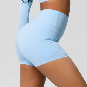 Détail d'un short de yoga bleu clair à taille haute avec poche latérale très pratique