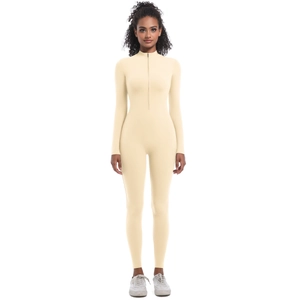 Détail de la combinaison de yoga crème haute élasticité avec col zippé et texture côtelée
