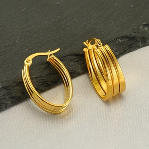 Elegante mehrlagige goldene Creolen aus 18k-Edelstahl auf schwarzem Steinhintergrund