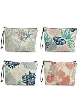 Vue détaillée de quatre trousses à motifs corail et étoile de mer avec fermeture éclair