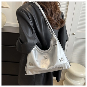 Borsa a tracolla argento con farfalle 3D e cinturino a catena mista chic