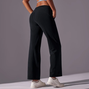 Primer plano de la textura de punto acanalado negro en pantalones deportivos de talle alto