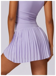 Vue latérale d'une jupe de tennis plissée lavande avec tissu à séchage rapide