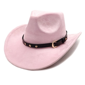 Vue détaillée du chapeau de cowboy en daim rose avec sangle en cuir noir et rivets dorés