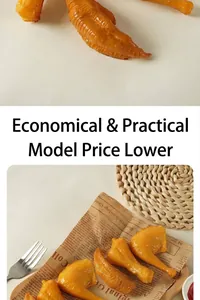 Dettaglio ravvicinato del modello realistico di zampa di pollo in PVC con texture fritta