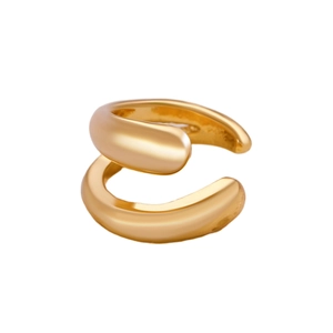 Detalle de un ear cuff dorado minimalista de doble capa con acabado metálico suave
