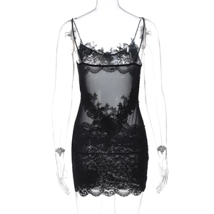 Détail d'une nuisette en dentelle noire avec broderies florales et empiècements mesh