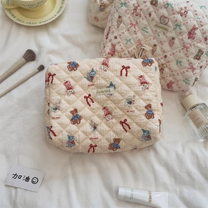 Détails de l'ensemble de trousses à maquillage matelassées à motifs d'oursons