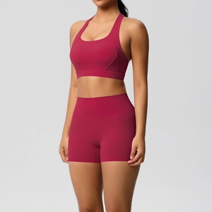 Detail von beerenrotem Yoga-Set mit Racerback-Sport-BH und schmal geschnittenen Shorts