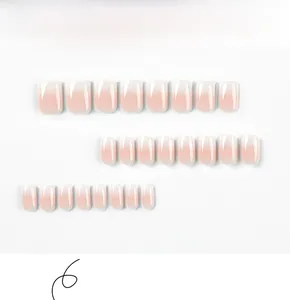 Detailansicht von 24 Stück rosa-weißen Ombré-Kurzquadrat-Nägeln zum Aufdrücken