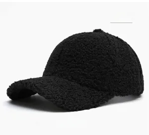 Détail de la laine d'agneau noire texturée et de la visière incurvée de la casquette