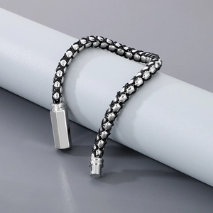 Minimalistisches Herren-Armband aus schwarzem Leder mit silbernen Perlen und Anhänger