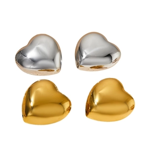Set of polished heart-shaped stainless steel earrings in gold and silver finishes