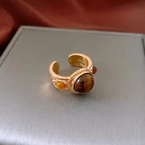 Anello vintage francese occhio di tigre con fascia testurizzata dorata e ambra