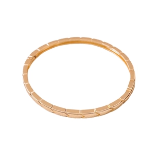 Bracelet jonc plaqué or 18 carats avec texture géométrique et motif à écailles