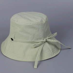 Détail du chapeau de soleil en nylon avec coutures renforcées et nœud papillon décoratif
