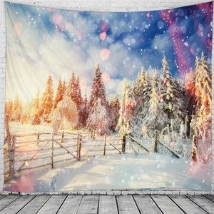 Winter-Schneeszene-Wandteppich mit verschneiten Tannen und Zaun an weißer Wand