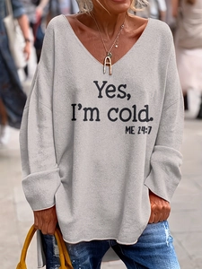 Détail du slogan Yes I'm cold sur un sweat-shirt gris clair ample à col en V