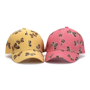 Détails à plat des casquettes de baseball avec imprimé papillon en jaune et rose