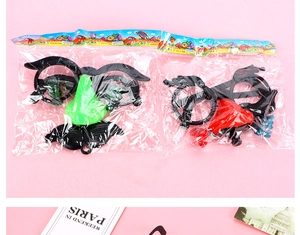 Détail de lunettes rigolotes avec grand nez et moustache dans un emballage vert et rouge
