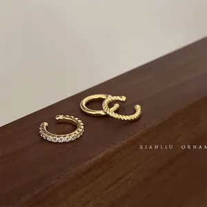 Ensemble de 3 boucles d'oreilles dorées en forme de C avec zircon et design torsadé
