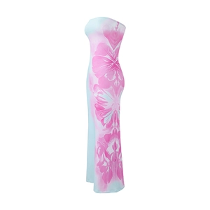 Zijaanzicht van de nauwsluitende bandeau-jurk met roze bloemenprint en slanke pasvorm