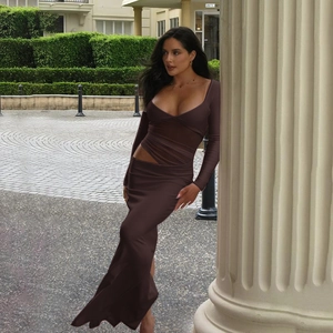 Détail de la découpe à la taille sur une robe longue moulante marron foncé en mesh