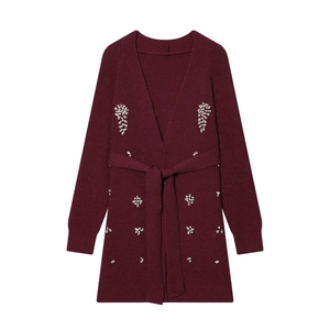 Gilet en tricot bordeaux à col en V avec des décorations florales en strass brillant