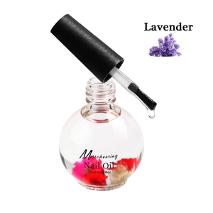 Detailweergave van lavendel nagelriemolie in een glazen flesje met een kwastje