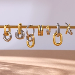 Boucles d'oreilles créoles bicolores en acier inoxydable au design géométrique