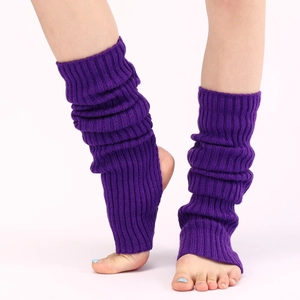 Detail von lila gerippten Strick-Yoga-Beinstulpen mit offenem Fersen- und Zehendesign