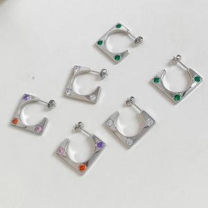 Orecchini a C quadrati in acciaio inossidabile con zirconi e finitura argento