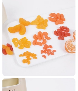 Detailansicht von Miniatur-PVC-Orangenscheiben in verschiedenen Farben für DIY-Basteln