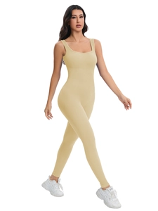 Texture détaillée côtelée d'une combinaison de yoga crème avec encolure en U profonde