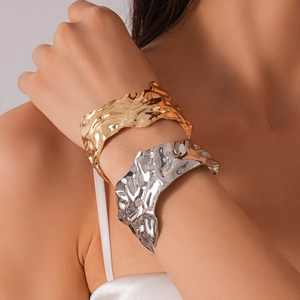 Bracelet manchette irrégulier minimaliste avec finition texturée froissée or et argent