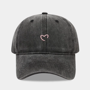 Retro gewaschene dunkelgraue Baseballkappe mit rosa Herzstickerei und gebogenem Schirm
