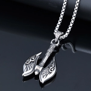 Vue détaillée du pendentif hache double en acier inoxydable aux motifs nordiques vintage