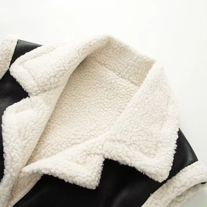 Chaleco minimalista de mujer en imitación de cuero con forro polar a contraste