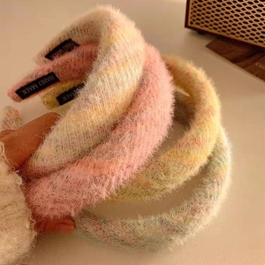 Trois serre-têtes en peluche dégradée rose, jaune et vert avec une texture douce