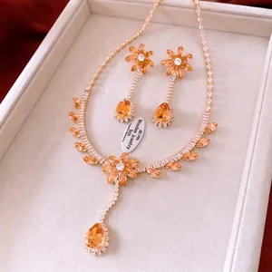 Set gioielli vintage dorati con ciondolo a goccia ambra e orecchini nappa coordinati