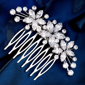 Peigne à cheveux de mariée argenté avec fleurs en zircone sur satin bleu foncé