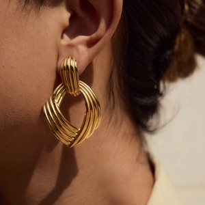 Eleganti orecchini a cerchio intrecciati in acciaio inossidabile placcato oro 18K
