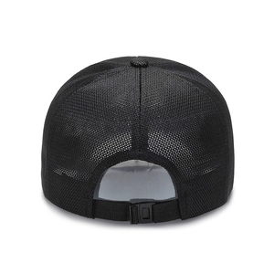Vue arrière de la casquette de baseball noire en maille filet avec sangle réglable et tissu aéré