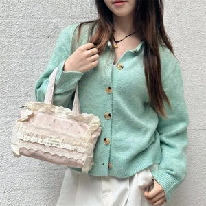 Détail du sac cabas rose à fleurs avec dentelle, porté par un mannequin en tenue décontractée