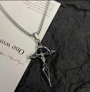 Gros plan du collier avec pendentif croix argentée sur fond de papier vintage