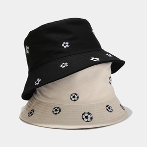 Bob réversible avec broderie de football en sergé de coton noir et beige de qualité