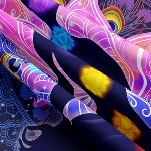Détail de la tapisserie de yoga bohème avec motifs de chakra et texture de tissu sergé