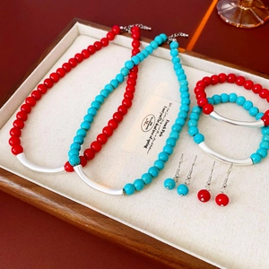 Détails de l'ensemble de bijoux bohème avec perles turquoise et tubes métalliques argentés